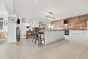LAKESIDE LODGE- click for photo gallery